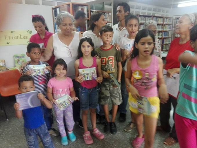 Niños en la Biblioteca Pública de Guaracarumbo