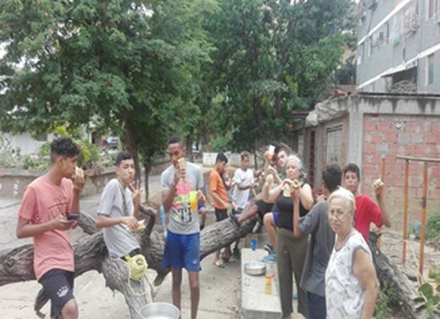 Jóvenes en jornada de limpieza en Urb. Armando Reverón